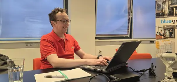Nick aan het werk Nick aan het werk